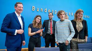Klimaaktivistin luisa neubauer wirft deutschland bei der klimapolitik gravierende verantwortungslosigkeit vor. German Government Would Rather Save The Coalition Than The Climate Says Activist Environment All Topics From Climate Change To Conservation Dw 18 11 2019