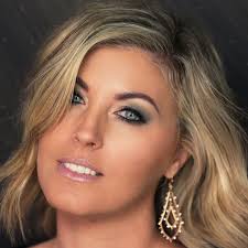 Summer Alvarez @summer_elevate charming us with this lucky look 💚 Get the  look: 🍀Eyes: Mystic Moss ShadowSense 🍀Lips: Clover Gloss How would you  wear Clover Gloss? . . . #senegence #senegenceinternational  #clovercollection #