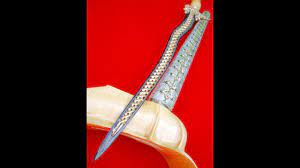 The weapon, named after the previous owner before hang tuah named taming sari, provided the wielder with invincibility apart from powers actively harming opponents. Keris Taming Sari Youtube