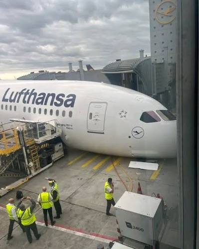 ✈️ TERROR EN EL AIRE: DETALLES ESCALOFRIANTES DEL PASAJERO SUCCIONADO EN EL VUELO DE RYANAIR 🚨 🏢 Un violento incidente sacudió al vuelo FR1879 que unía Grecia con Alemania, cuando un fragmento