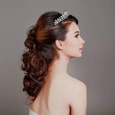 Frauenfrisuren einbeziehen immer wurden gekennzeichnet komplexität und fülle innen faktor. Top Frisuren Brautfrisuren Mit Diadem Und Schleier Halboffen Brautfrisuren Halboffen Ganz Grossar Brautfrisuren Mit Diadem Brautfrisuren Lange Haare Brautfrisur