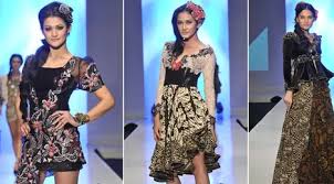 Sebut saja baju couple bermotif tenun yang banyak dikenakan untuk pemotretan pre wedding. Ethnic Contemporer Parade Show Desainer Appmi Fashion Fimela Com