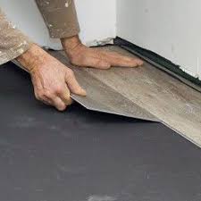 Realiser La Pose Flottante De Lames Stratifiees A Emboiter Pose Parquet Flottant Revetement De Sol En Vinyle Sol Stratifie