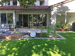 Kleiner Gartenteich An Einer Terrasse Aus Travertin Ein Referenzbild Der Rauch Gaten Und Landschaftsbau Gbr Outdoor Decor Outdoor Deck