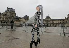 Lady Gaga In Front Of The Louvre Pyramid In Paris Lady Gaga Museums In Paris Lady Gaga 2014
