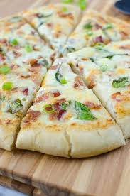 Bacon Alfredo Pizza Homemade Pizza Recipe With Easy Alfredo Sauce Crispy Bacon Spinach And Mozzarella Recipes Food Alfredo Pizza