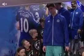 Thibaut nicolas marc courtois is a belgian professional footballer who plays as a goalkeeper for spanish club real madrid and the belgium na. Chelsea Mascot Just Can T Believe How Tall Thibaut Courtois Is Bleacher Report Latest News Videos And Highlights