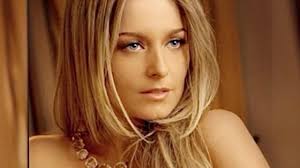 Lembra dela? Aos 53 anos, Luciana Vendramini posa tapando os seios e  surpreende fãs