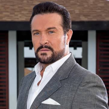 Happy 63rd birthday to the legendary actor Arturo Peniche 🥳🥳🥳🎂🎂🎂🎊🎉  He is notable for his roles in 🔹ln the Name of Love as Father Juan  Cristobal 🔹 Cuando me enamoro as Father