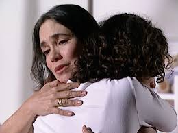 Helena explica a Joyce por que nunca contou que não era sua mãe biológica:  "Tinha medo de que você se revoltasse"