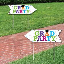 Yard signs are a versatile piece of outdoor decor that let you celebrate big milestones and add some livelihood to the yard. Hats Off Grad Graduation Party Sign Arrow Double Sided Directional Yard Signs Set Of 2 Bigdotofhappiness Com