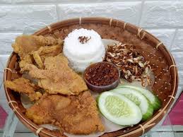 Resep sambal ayam geprek pedas poll. Puas Makan Nasi Kulit Ayam Goreng Renyah Gurih Di Sini
