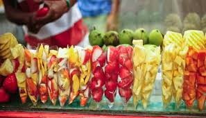 Potong buah kiwi berbentuk bulat dengan pisau khusus. Buah Potong