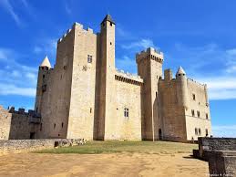 Si dans le premier film, les châteaux étaient simplement déplacés, ils sont ici carrément modifiés ce qui rend leur identification difficile. Chateau De Beynac Beynac Et Cazenac