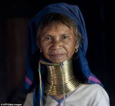Wearing Rings To Have A Giraffe S Neck In Thailand The Kayan Women Of Eastern Burma Wear Brass Rings Around Their Necks To Make Them Appear L Http Dailym Ai 1i7fpjw I Aaa30e7f People Burma Women