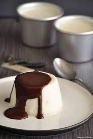 Sformate la panna cotta sul piatto da portata e servite così al naturale o con salsa di nocciole a parte. Panna Cotta Alla Fava Tonka E Cioccolato Stagioni Nel Piatto