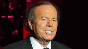 Muchas voces dicen que la verdadera pareja de Julio Iglesias es otra, una mujer madura”