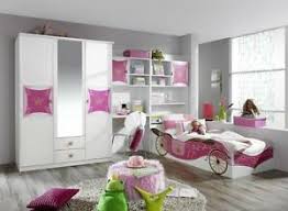 Das platzsparende und motorisch angetriebene schrankbettsystem mit hochwertigem lattenrost und kaltschaummatratze kann in jeden schrank oder raumteiler eingebaut werden. Madchenzimmer Kinderzimmer 3 Tlg Schrank Bett Tisch Regal Kate 1 Weiss Rosa Neu Ebay
