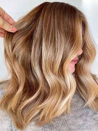 Se la tendenza è naturale, scegli di schiarire non più di tre toni rispetto alla base, quindi tonalizza con un golden o un castano cenere per creare riflessi . Balayage La Migliore Tecnica Per Realizzare Sfumature