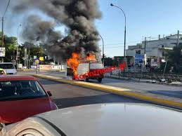 Μποτιλιάρισμα στην εθνική οδό στο ύψος της λαχαναγοράς καθώς αυτοκίνητο πήρε φωτιά. E8nikh Odos Alfavita