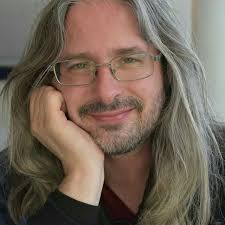 Estaba tomando fotos con algunos seguidores hoy y escuché a un tipo  preguntar quién era yo y uno de ellos dijo que soy YouTuber. ¿Cómo  llamarías a lo que hago? Nunca he