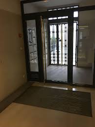 Hall D Entree D Un Immeuble De 6 Etages Paris Ouest Intra Muros Deux Portes A Fermeture Electro Magnetique Entree Avec Badge Exte Immeuble Hall D Entree Hall