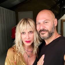 Anna vissi / άννα βίσση. H Anna Bissh Apekthse Neo Loyk Sta Mallia Ths Kai Einai Pio Omorfh Apo Pote Gossip Tv Gr