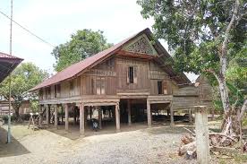 Rumah adat ini bertipe rumah panggung yang mempunyai 3 bagian utama dan 1 bagian tambahan. Hampir Punah Dan Sudah Jarang Dipakai Inilah Rumah Adat Krong Bade Aceh Semua Halaman Bobo