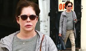 Lara Flynn Boyle showcases her youthful complexion in LA