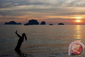 Dua bocah hanyut terbawa arus saat berenang di kali pondok maharta. Tiga Pelajar Hanyut Hilang Ketika Sedang Selfie Di Sungai Antara News