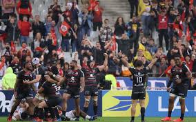 A commencer par romain ntamack, car si le joueur n'a pas pu disputer la finale, il était bien présent en tribune. 23ojqzwgs Oo6m