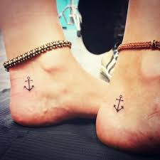 This tattoo design becomes more popular these days. Tattoo Knochel 65 Tatowierungen Die Auf Sich Andeuten Und Eine Schone Prasenz Machen An Foot Tattoos Girl Back Tattoos Anker Tattoo