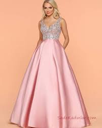 2021 Abiye Elbise Modelleri Pembe Saten Uzun Askili V Yakali Klos Kabarik Etekli Tas Islemeli Kiyafet Kombinleri The Dress Elbise Resmi Elbise