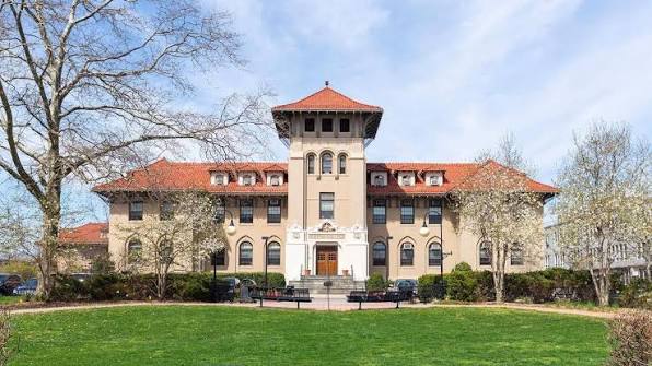 Куинз-колледж (CUNY Queens College)
