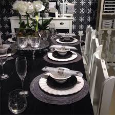 Black And White Dining Table Decorate The Christmas Dining Table Christmas Dinner Table Christmas Table Decorations Christmas Dining Table