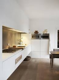 These Suspended Base Cabinets Give This Kitchen A Futuristic Twist While Adding Some Extra Storage Space U Cuisine Moderne Cuisine Rustique Amenagement Cuisine