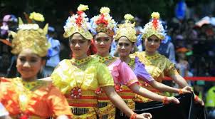 Tarian ini melambangkan penyambutan atas turunnya dewata ke alam dunia. Macam Pola Lantai Dalam Tari Tradisional Yang Wajib Diketahui Lifestyle Fimela Com