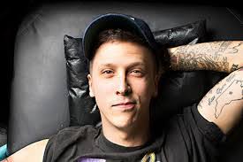 Justin Barham's Instagram, Twitter & Facebook