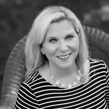 Lisa Erdmann's Instagram, Twitter & Facebook