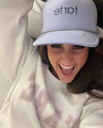 janeg@tarte.com 💌💌💌 I love you forever @tartecosmetics, thank you for  giving me the best people and the best experience in NYC. Shape tape, juicy  lips, and PR closet forever 💄🤍🗽