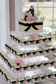 Tendance Gateau Petits Fours Par Marsells Cakes Desserts Alimentation Mariage In 2020 Brides Cake Wedding Cake Designs Wedding Cakes With Cupcakes