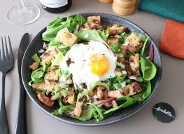 Salade Lyonnaise Au Lard Grille Et Oeufs Poches Par Foodette Recette Oeuf Poche Lard Salade