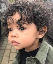 Il Y A Plein De Vie Et D Attente Dans Le Regard De Cette Petite Fille Bebes Adorables Petit Bebe Mignon Bebe Afro