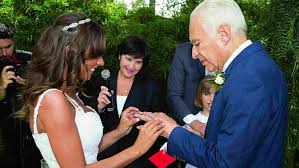 Sí, el doctor alberto cormillot (82) y la licenciada en nutrición estefanía pasquini (34), en pareja desde hace 3 años y casados hace uno, serán padres. Como Reacciono La Familia De Cormillot Sobre Su Polemica Boda Diarioshow El Portal De Espectaculo