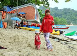 Kaya dengan kecantikan batu karang dan pelbagai sepsis ikan membuatkan pulau ini kundasang merupakan antara tempat percutian menarik di sabah. Aktiviti Best Dan Tempat Menarik Di Pulau Pangkor Yang Wajib Dikunjungi Ceritera Si Gadis Biru