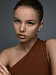 View our fashion and photographic models in New-faces Women