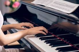 音乐老师每天弹钢琴超十小时被诉扰民，法院：每天最多弹3小时