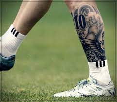Messi quedó sorprendido luego de que un aficionado brasileño se tatuara al mismo messi y ahora el delantero quiere firmarle la obra de arte. Messi Tattoo Pie Wiki Tattoo