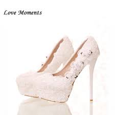 Questa classica scarpa da cerimonia da sposa in pizzo è bordata da bellissime piping in raso. Nuovo Arrivo Bianco Fiori Di Pizzo Scarpe Da Sposa Tacco Alto Punta Rotonda Scarpe Da Sposa Pompe Delle Donne Di Modo Di Amore Momenti Shoes Pumps Wedding Shoes Pumpsfashion Heels Aliexpress