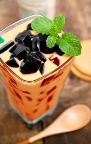 Thai iced tea (cha yen) hadir menyejukkan wilayah tropis thailand sejak 1945 ketika merek cha tra mue (atau number one hand) diperkenalkan. Grass Jelly In Thai Tea Chao Kuai Chayen Cincau Hidangan Penutup Resep Masakan Thai
